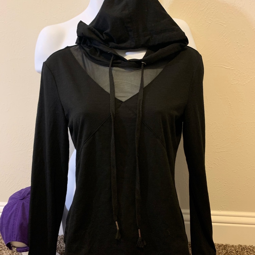 Black mesh hooded workout top!